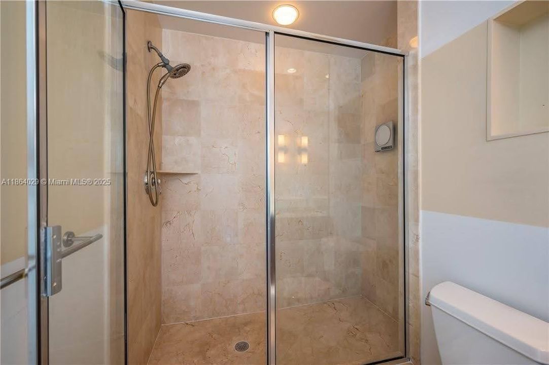 Active With Contract: $2,500 (1 beds, 1 baths, 607 Square Feet)