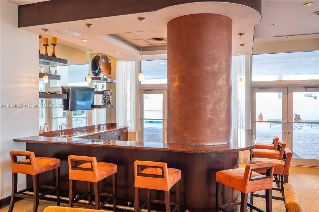 Active With Contract: $2,500 (1 beds, 1 baths, 607 Square Feet)