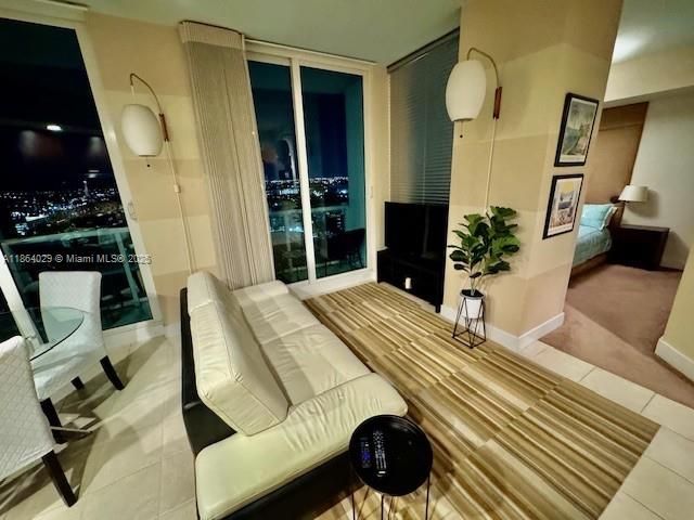 Active With Contract: $2,500 (1 beds, 1 baths, 607 Square Feet)