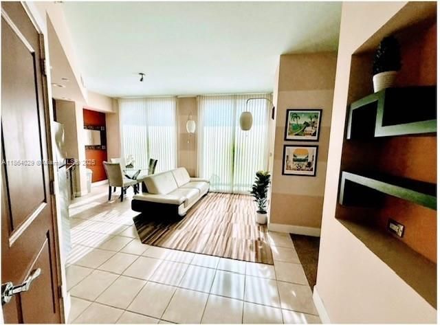 Active With Contract: $2,500 (1 beds, 1 baths, 607 Square Feet)