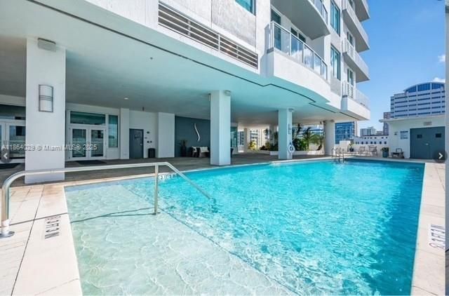 Active With Contract: $2,500 (1 beds, 1 baths, 607 Square Feet)