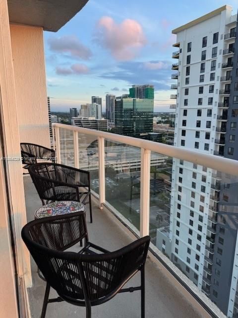 Active With Contract: $2,500 (1 beds, 1 baths, 607 Square Feet)