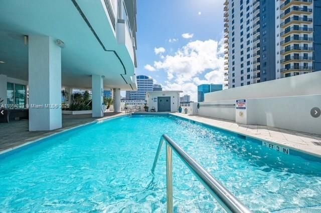 Active With Contract: $2,500 (1 beds, 1 baths, 607 Square Feet)