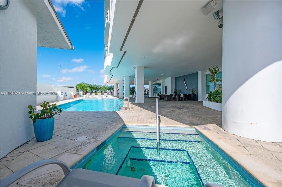 Active With Contract: $2,500 (1 beds, 1 baths, 607 Square Feet)