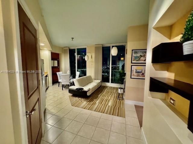 Active With Contract: $2,500 (1 beds, 1 baths, 607 Square Feet)
