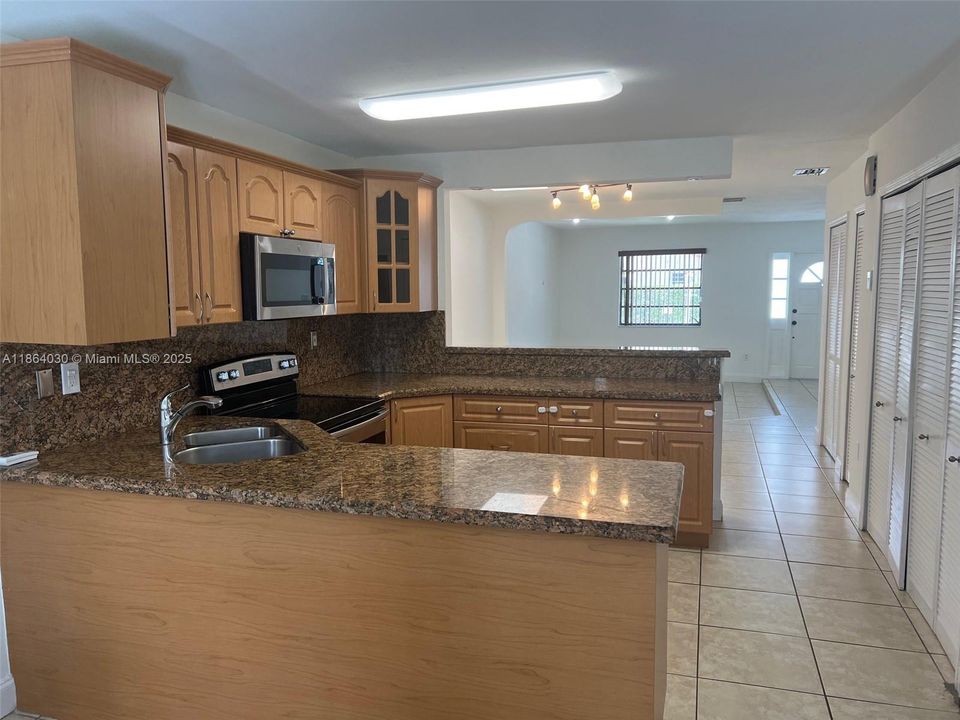 Active With Contract: $3,500 (3 beds, 2 baths, 1492 Square Feet)