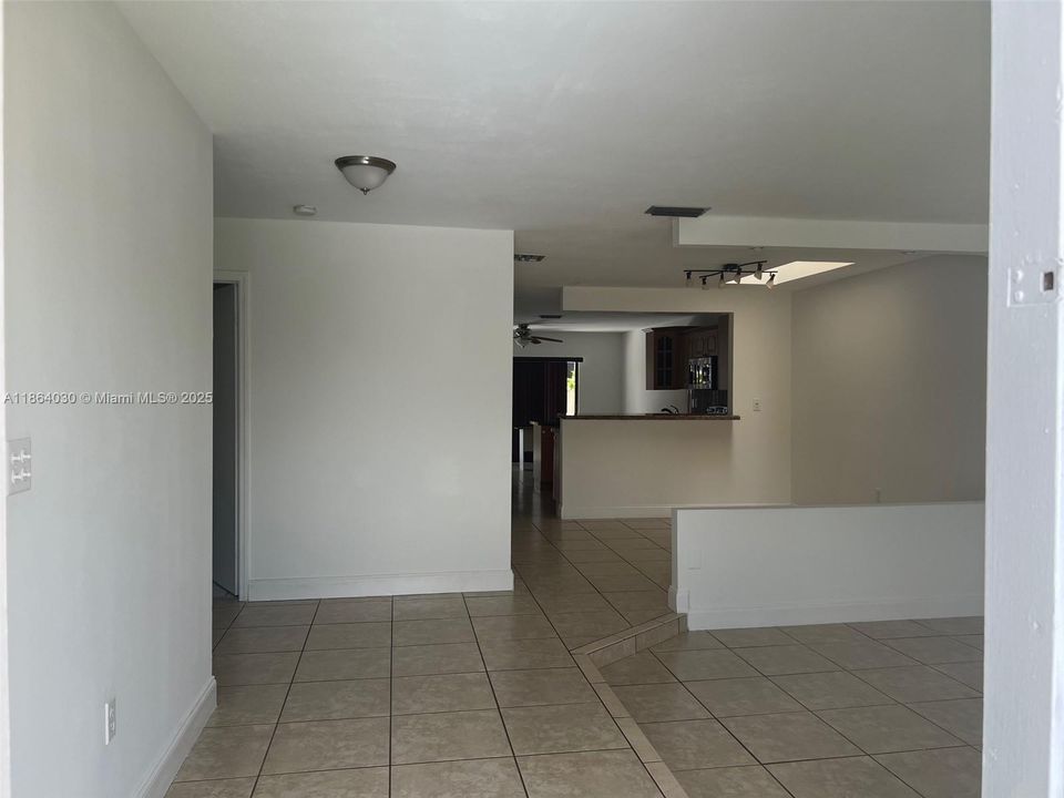 Active With Contract: $3,500 (3 beds, 2 baths, 1492 Square Feet)