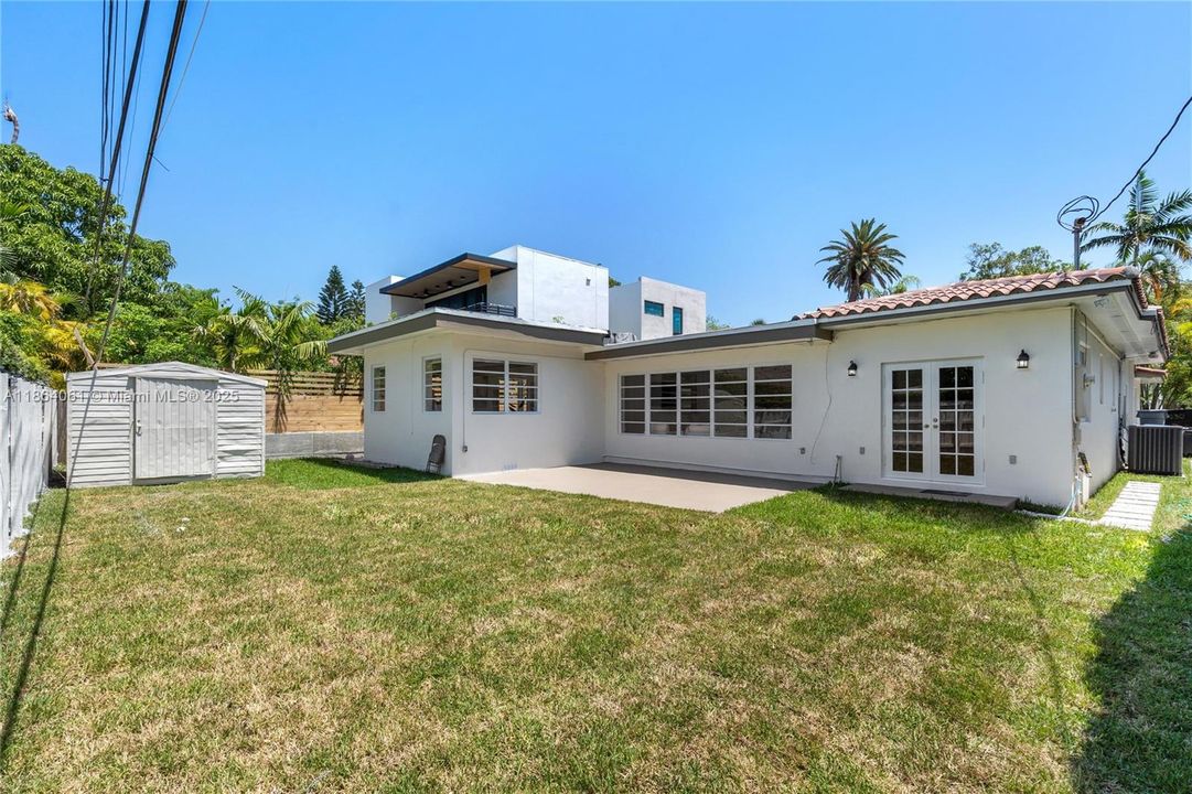 Recently Sold: $2,300,000 (5 beds, 4 baths, 2977 Square Feet)