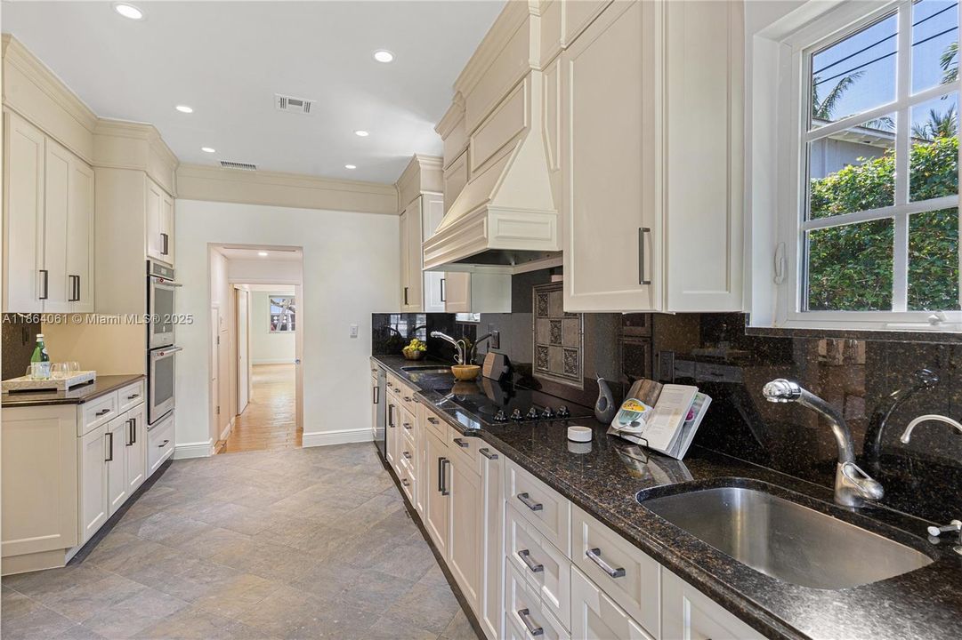 Recently Sold: $2,300,000 (5 beds, 4 baths, 2977 Square Feet)