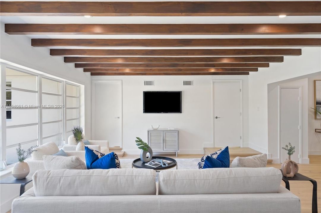 Recently Sold: $2,300,000 (5 beds, 4 baths, 2977 Square Feet)