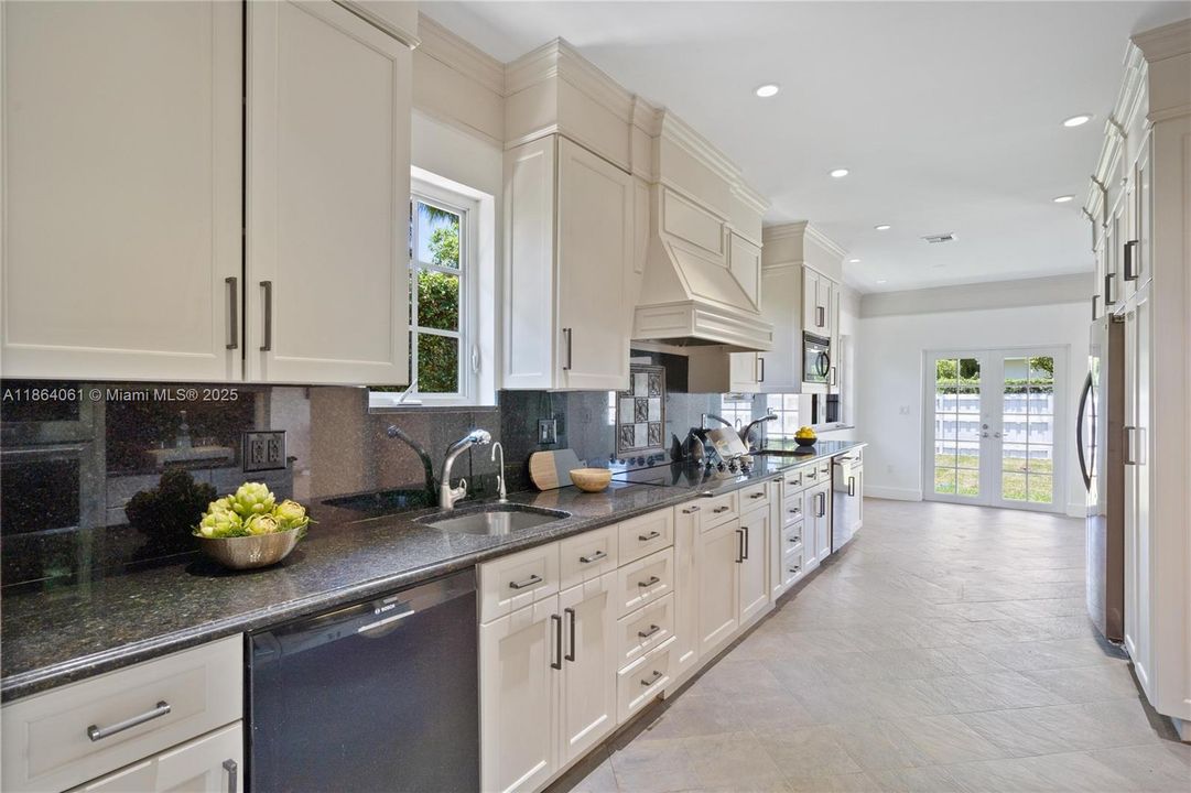 Recently Sold: $2,300,000 (5 beds, 4 baths, 2977 Square Feet)