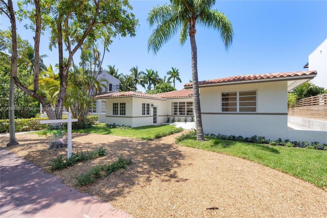 Recently Sold: $2,300,000 (5 beds, 4 baths, 2977 Square Feet)