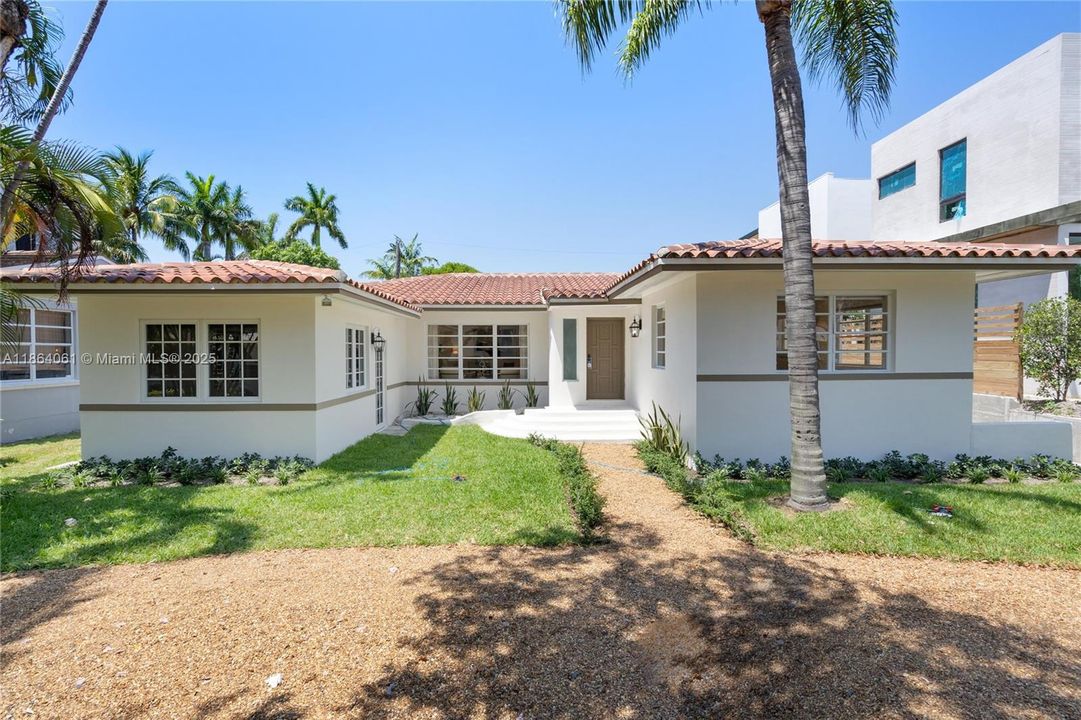 Recently Sold: $2,300,000 (5 beds, 4 baths, 2977 Square Feet)