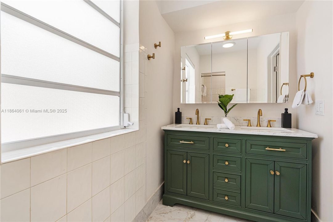 Recently Sold: $2,300,000 (5 beds, 4 baths, 2977 Square Feet)