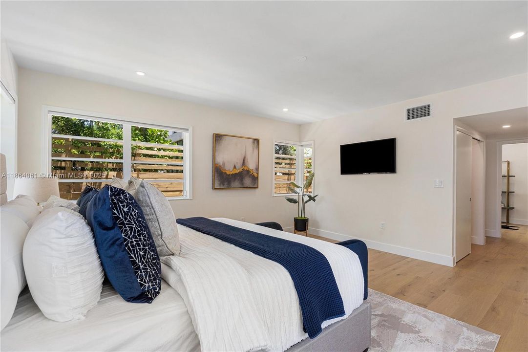 Recently Sold: $2,300,000 (5 beds, 4 baths, 2977 Square Feet)