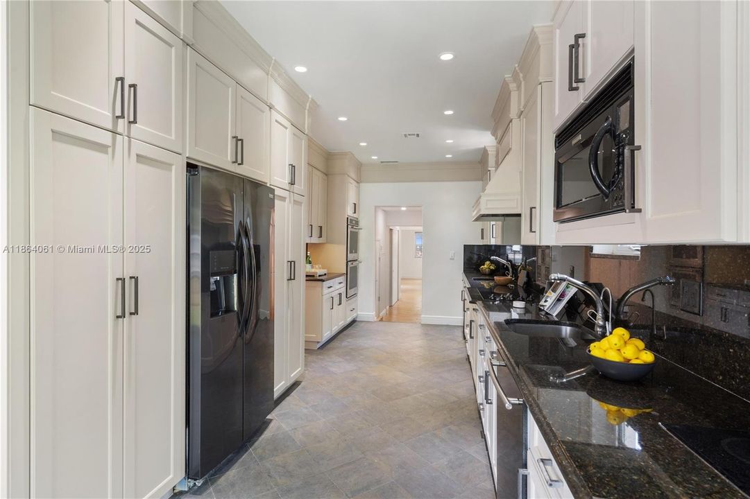 Recently Sold: $2,300,000 (5 beds, 4 baths, 2977 Square Feet)