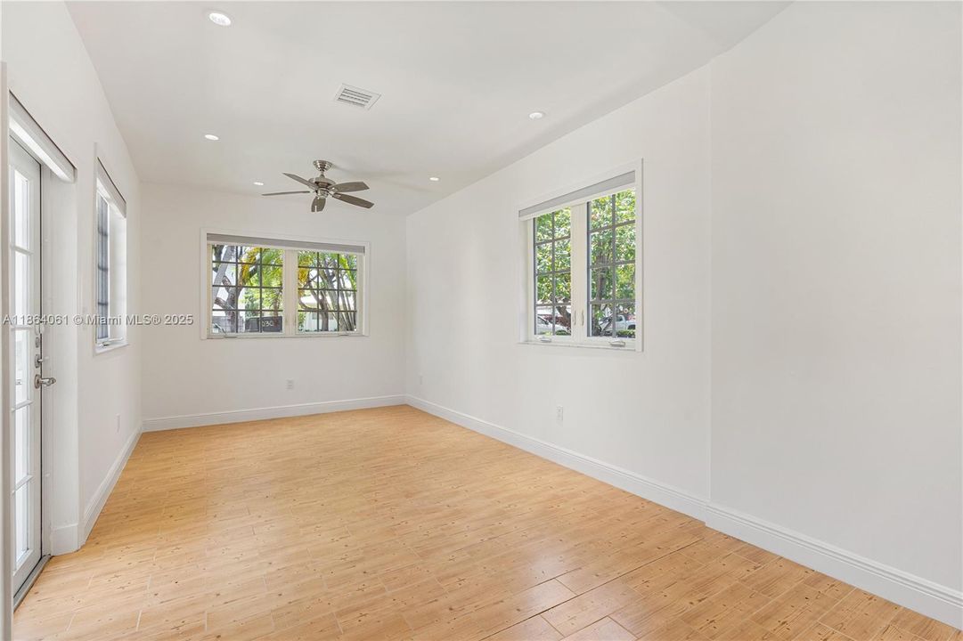 Recently Sold: $2,300,000 (5 beds, 4 baths, 2977 Square Feet)