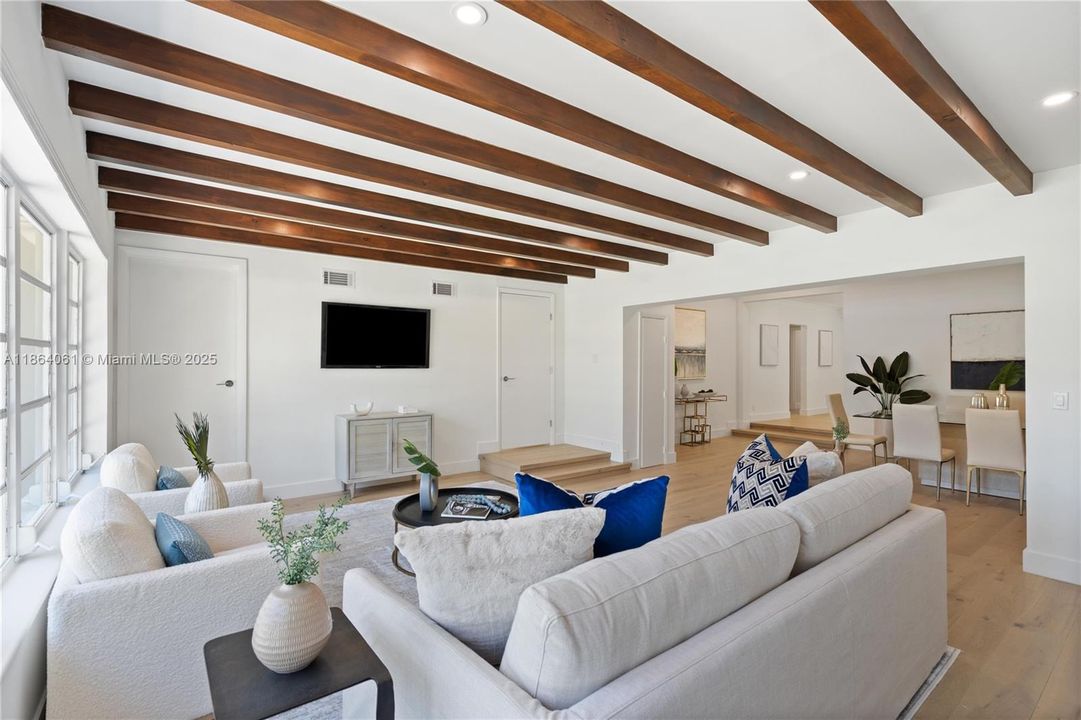 Recently Sold: $2,300,000 (5 beds, 4 baths, 2977 Square Feet)