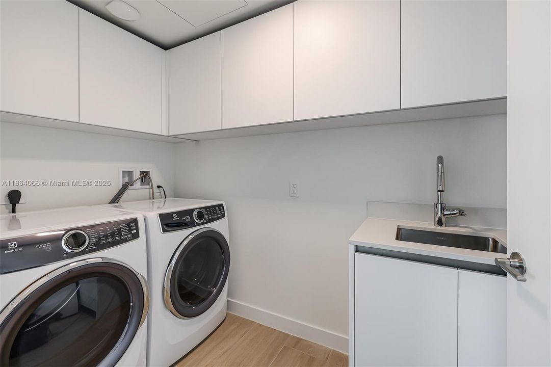 Active With Contract: $3,695,000 (3 beds, 3 baths, 2590 Square Feet)