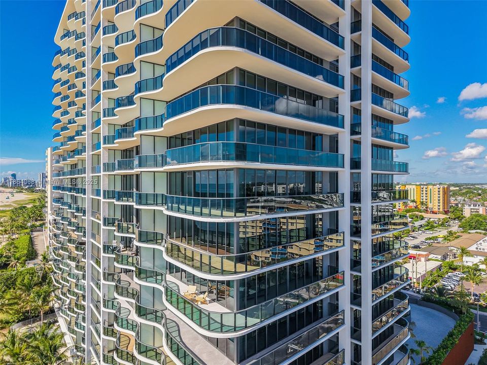 Active With Contract: $3,695,000 (3 beds, 3 baths, 2590 Square Feet)