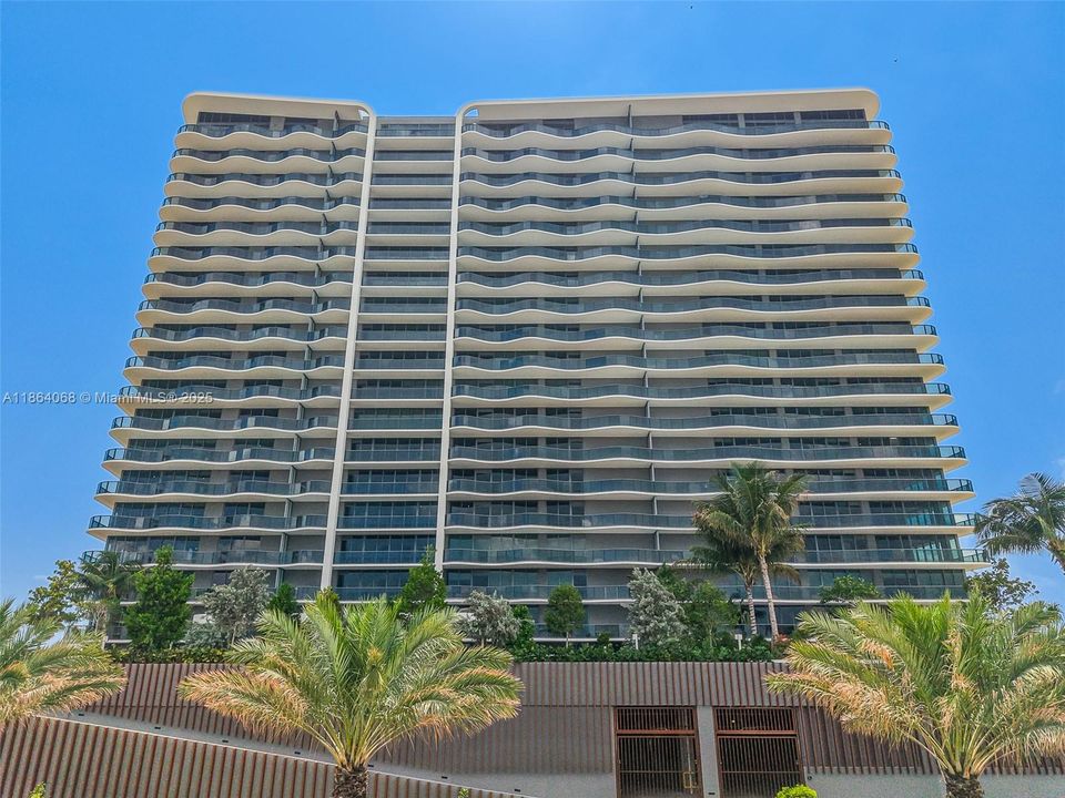 Active With Contract: $3,695,000 (3 beds, 3 baths, 2590 Square Feet)