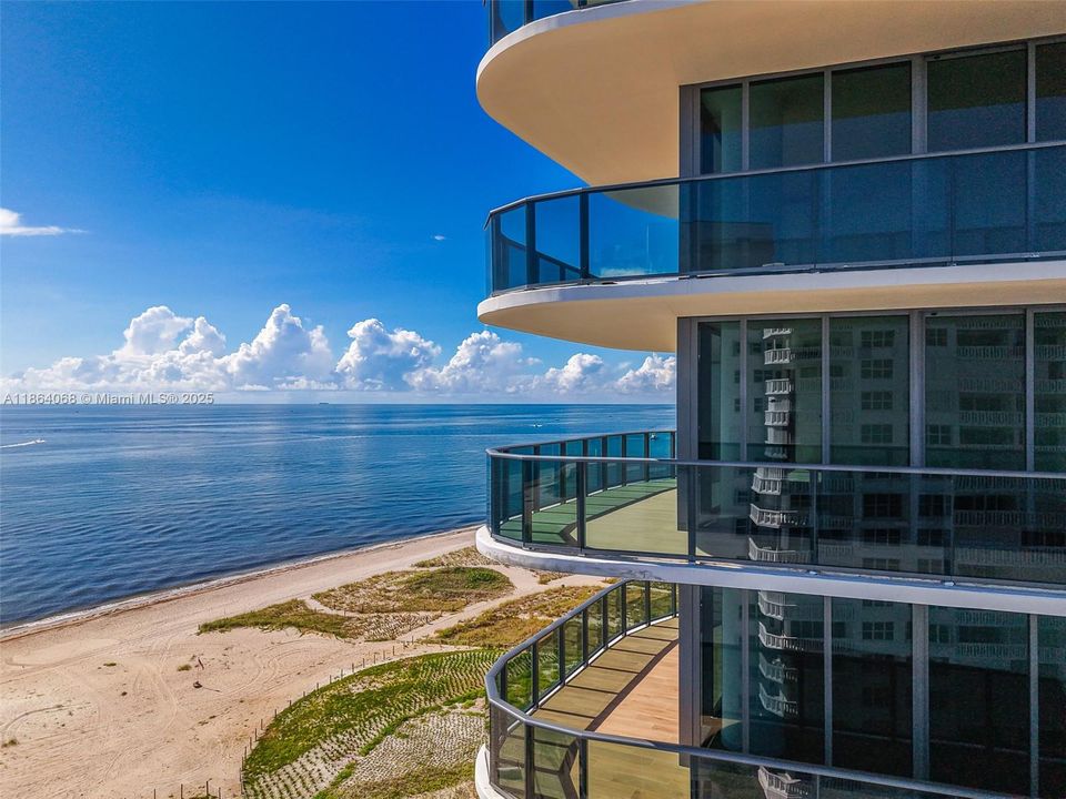 Active With Contract: $3,695,000 (3 beds, 3 baths, 2590 Square Feet)