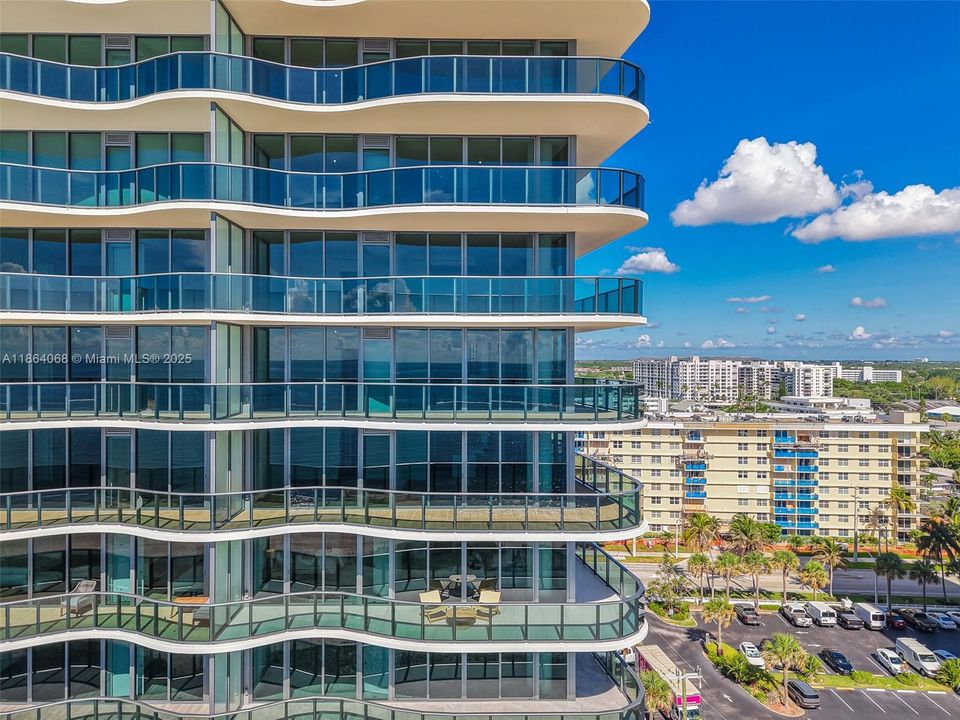 Active With Contract: $3,695,000 (3 beds, 3 baths, 2590 Square Feet)