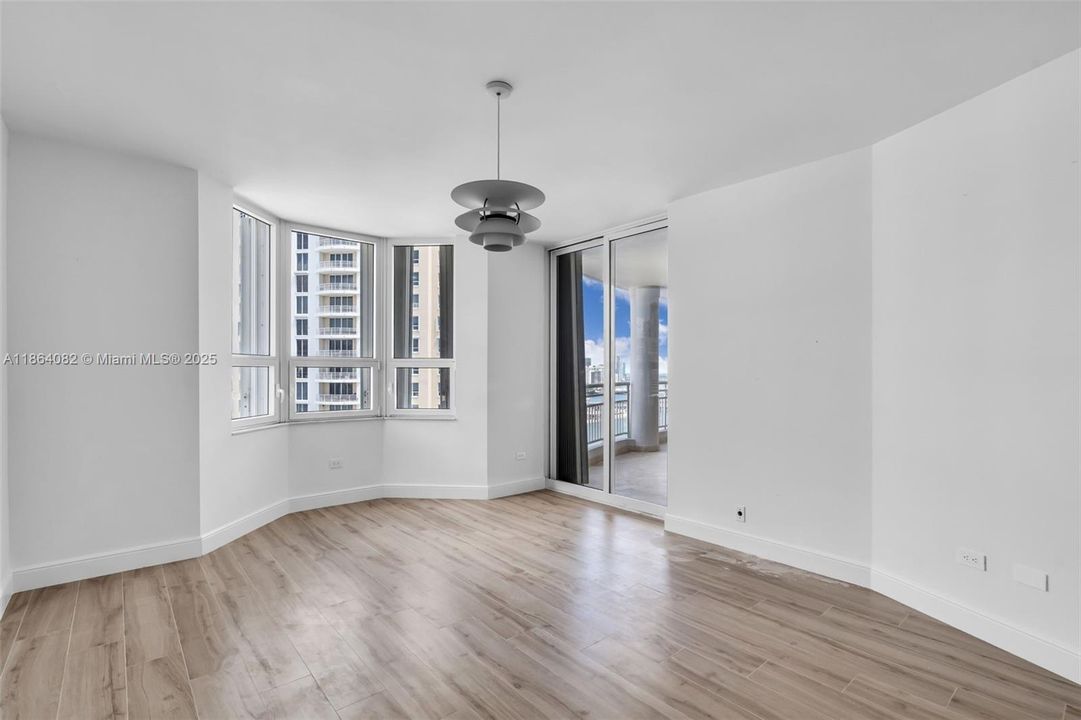 Active With Contract: $1,168,000 (2 beds, 2 baths, 1540 Square Feet)