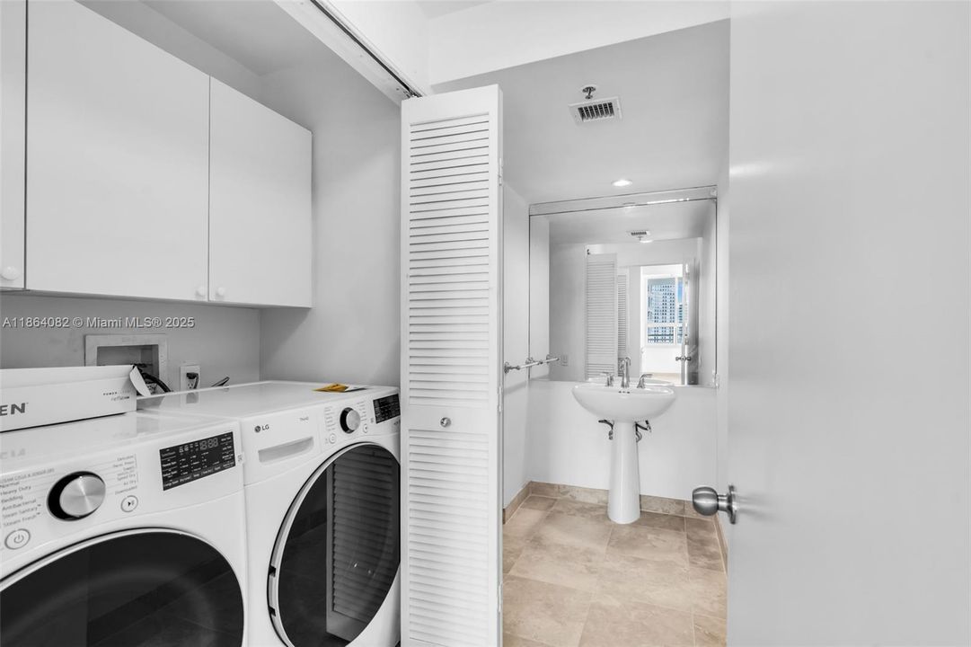 Active With Contract: $1,168,000 (2 beds, 2 baths, 1540 Square Feet)