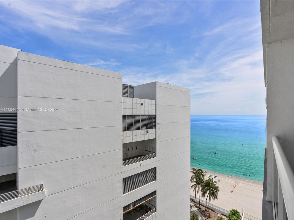 Active With Contract: $299,000 (1 beds, 1 baths, 896 Square Feet)