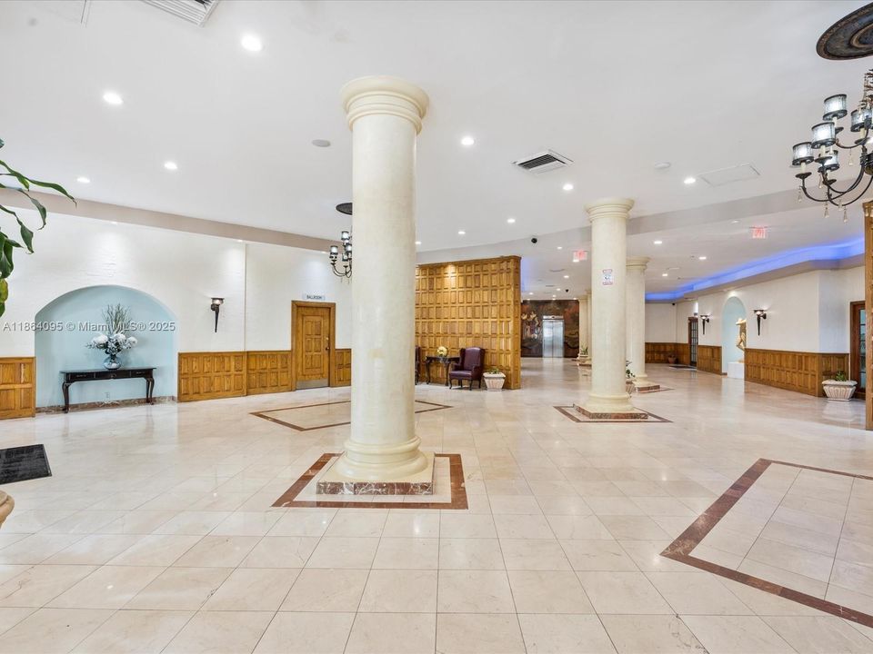 Active With Contract: $299,000 (1 beds, 1 baths, 896 Square Feet)