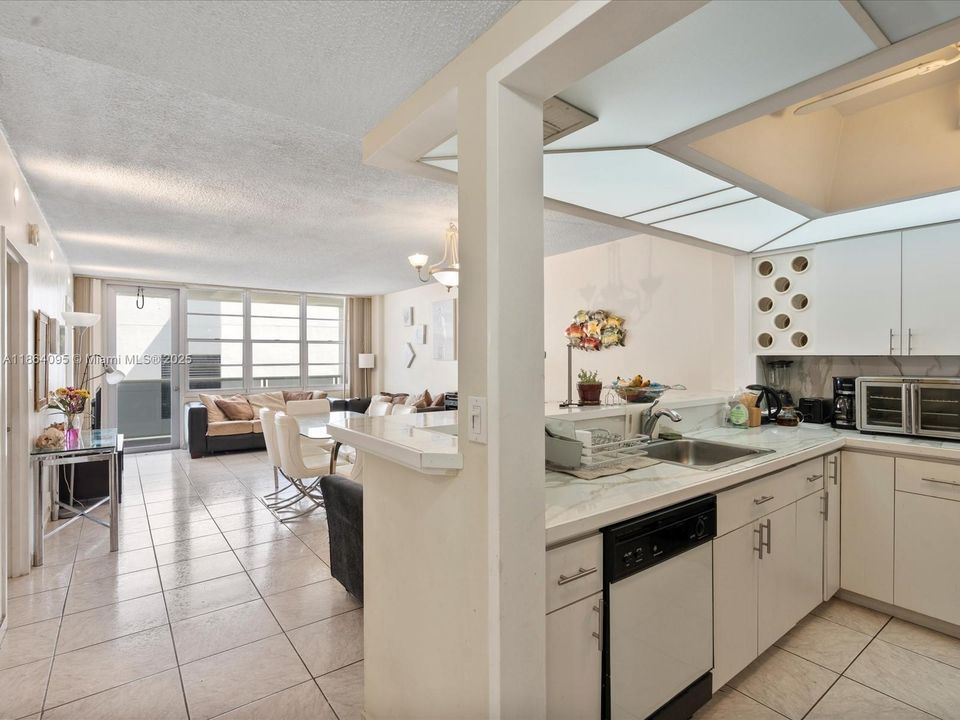 Active With Contract: $299,000 (1 beds, 1 baths, 896 Square Feet)