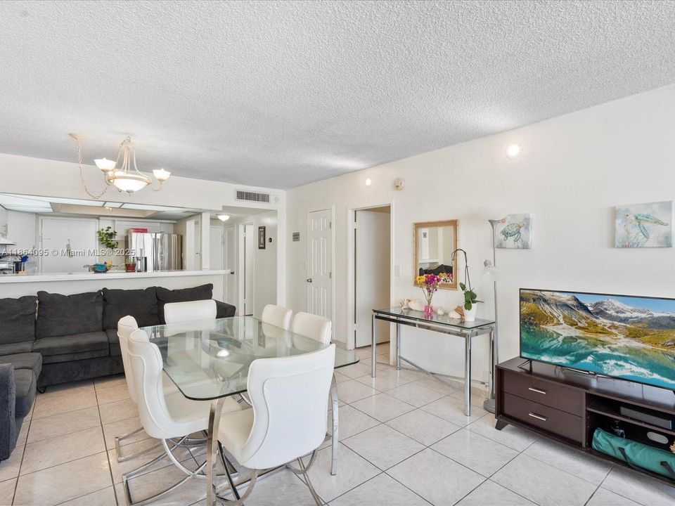 Active With Contract: $299,000 (1 beds, 1 baths, 896 Square Feet)