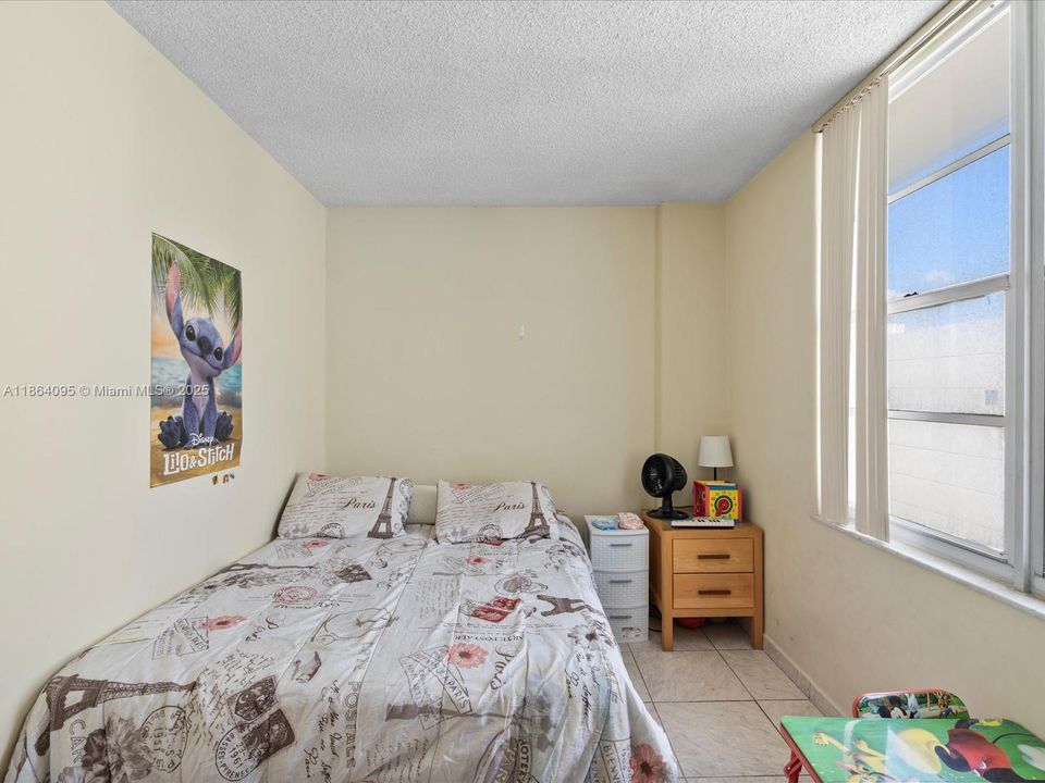 Active With Contract: $299,000 (1 beds, 1 baths, 896 Square Feet)