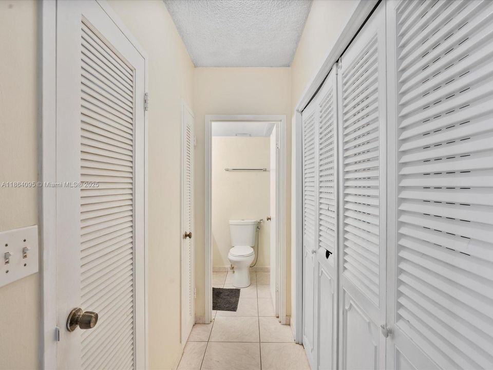 Active With Contract: $299,000 (1 beds, 1 baths, 896 Square Feet)