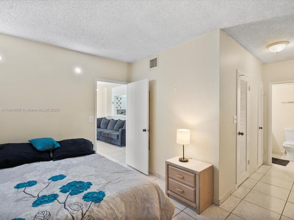 Active With Contract: $299,000 (1 beds, 1 baths, 896 Square Feet)