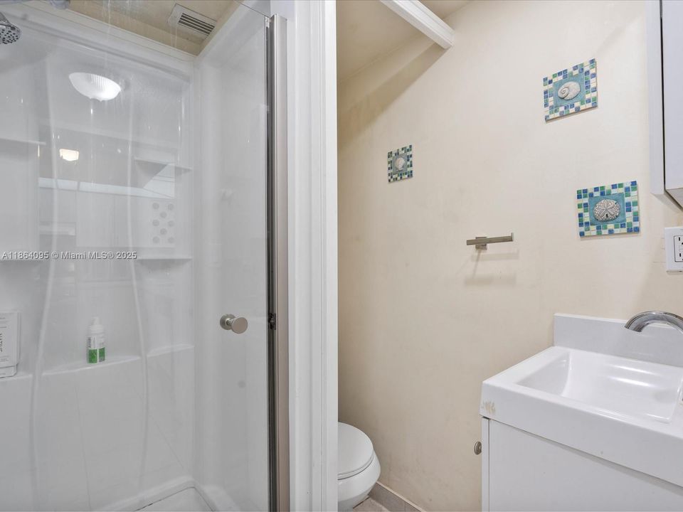 Active With Contract: $299,000 (1 beds, 1 baths, 896 Square Feet)