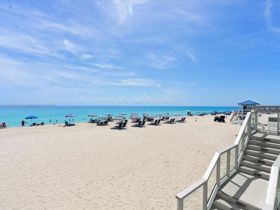 Active With Contract: $299,000 (1 beds, 1 baths, 896 Square Feet)