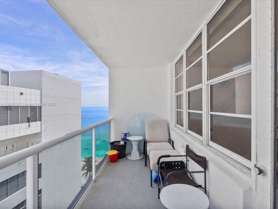 Active With Contract: $299,000 (1 beds, 1 baths, 896 Square Feet)