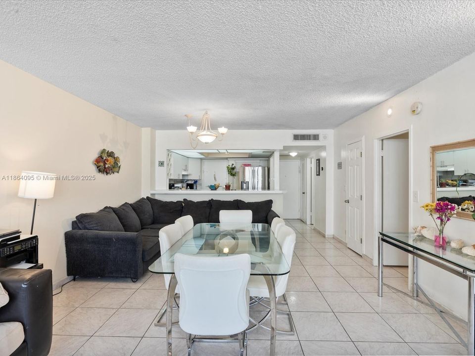 Active With Contract: $299,000 (1 beds, 1 baths, 896 Square Feet)