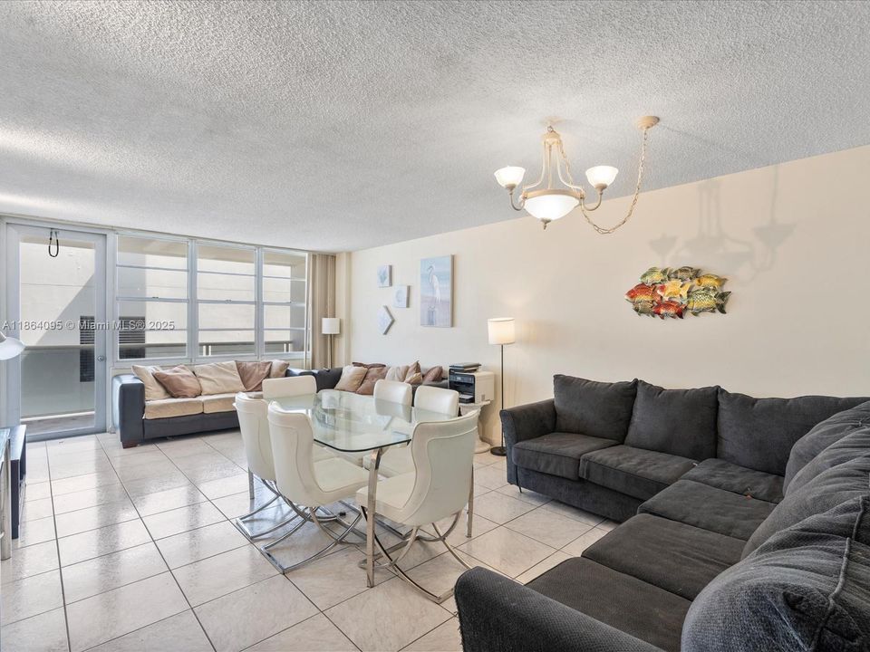 Active With Contract: $299,000 (1 beds, 1 baths, 896 Square Feet)