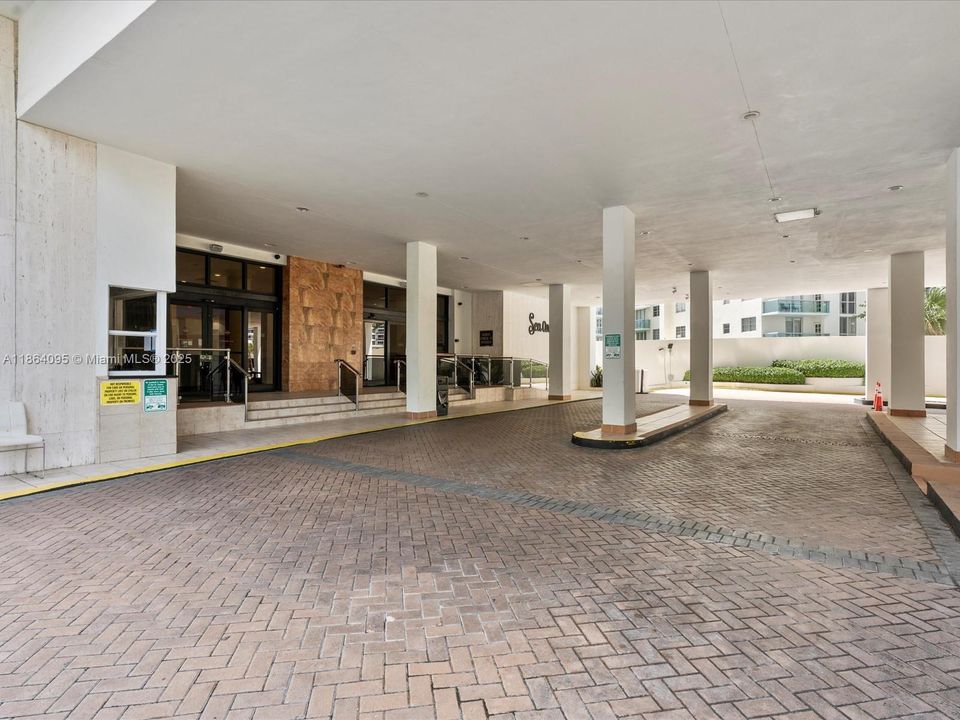 Active With Contract: $299,000 (1 beds, 1 baths, 896 Square Feet)