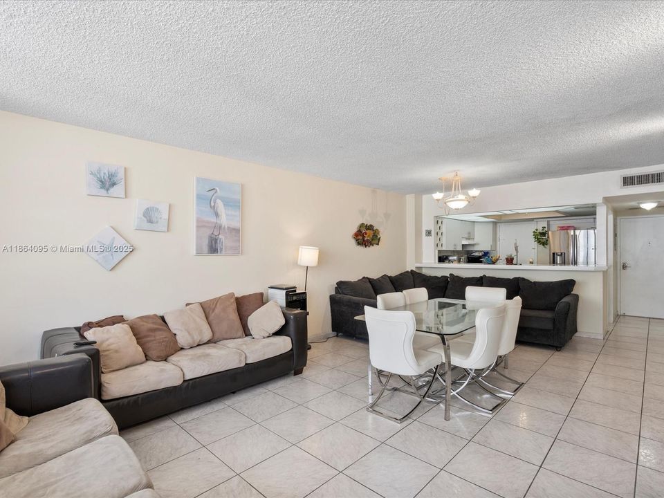 Active With Contract: $299,000 (1 beds, 1 baths, 896 Square Feet)