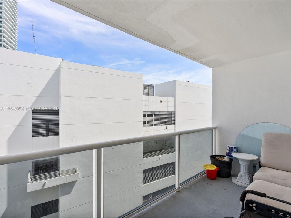 Active With Contract: $299,000 (1 beds, 1 baths, 896 Square Feet)