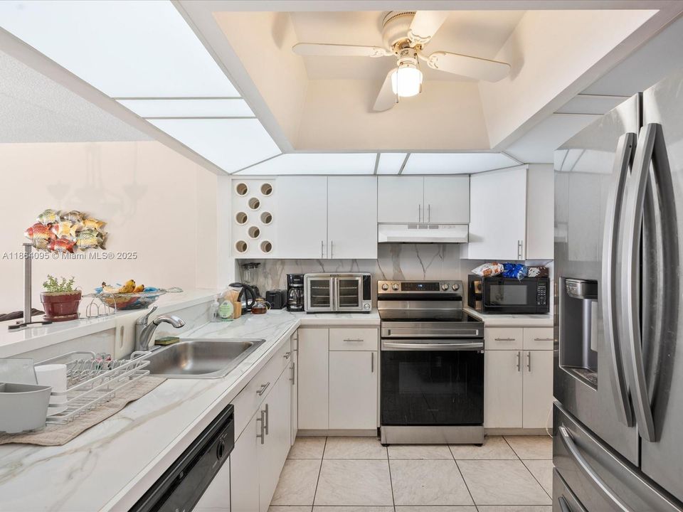 Active With Contract: $299,000 (1 beds, 1 baths, 896 Square Feet)