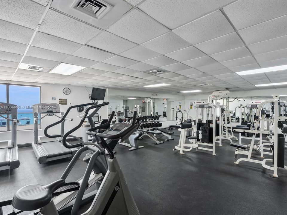 Active With Contract: $299,000 (1 beds, 1 baths, 896 Square Feet)