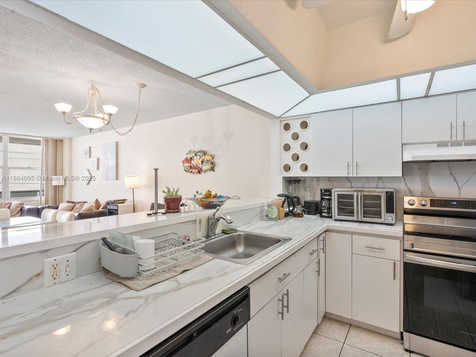 Active With Contract: $299,000 (1 beds, 1 baths, 896 Square Feet)