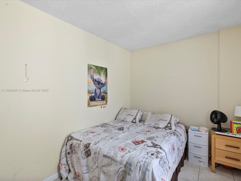 Active With Contract: $299,000 (1 beds, 1 baths, 896 Square Feet)