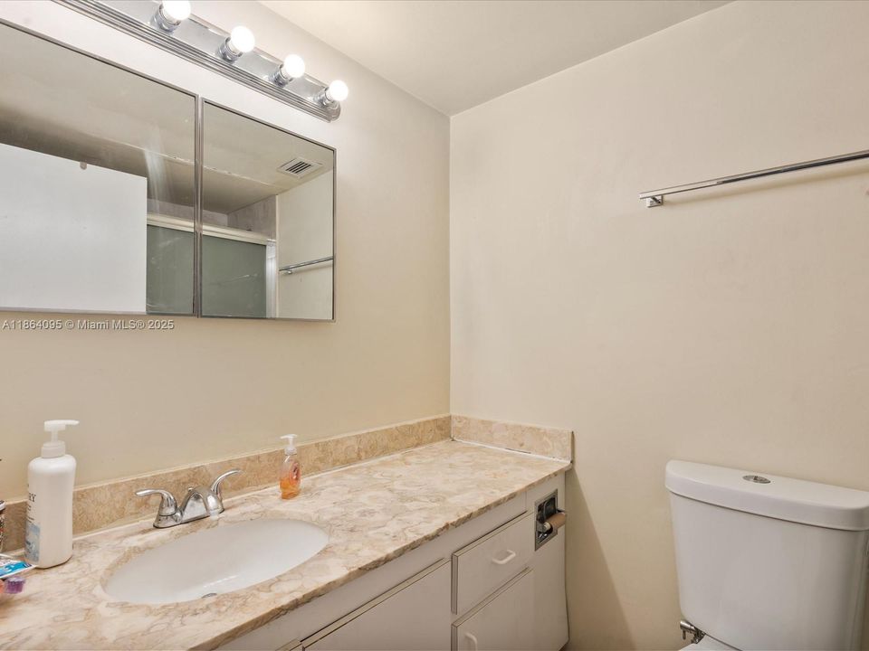 Active With Contract: $299,000 (1 beds, 1 baths, 896 Square Feet)