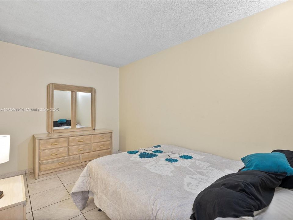 Active With Contract: $299,000 (1 beds, 1 baths, 896 Square Feet)